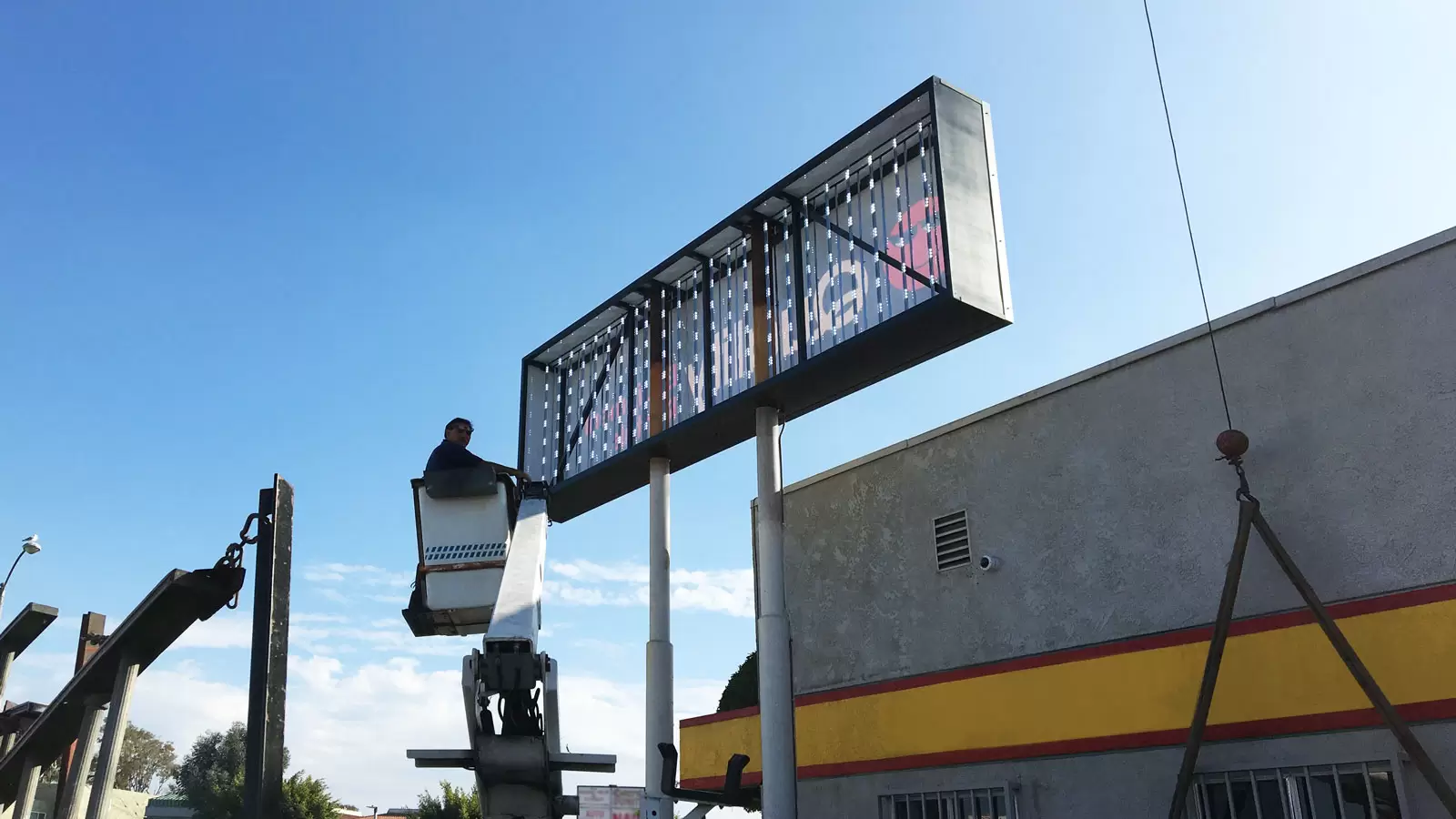 Strivenet-Pylon-sign-installation